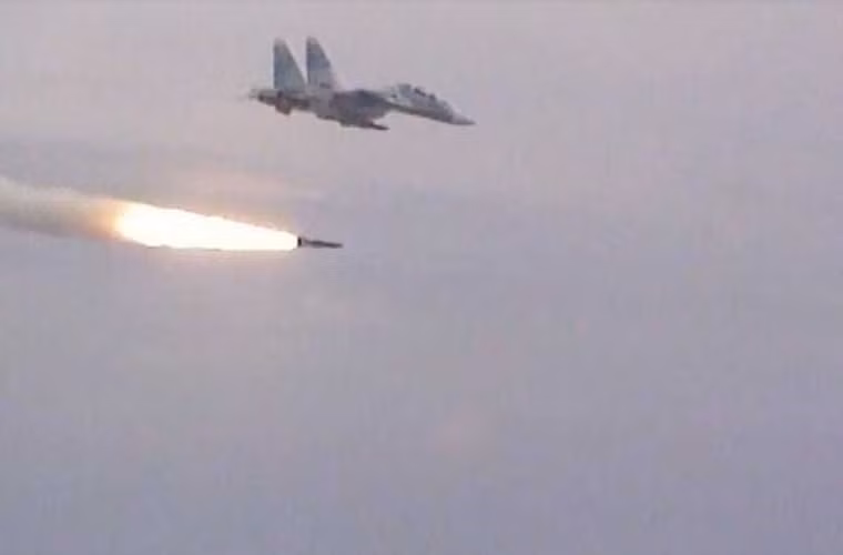 Ảnh: Máy bay tiêm kích Su-30MK2 diễn tập phóng tên lửa chống tàu siêu thanh Kh-31A.