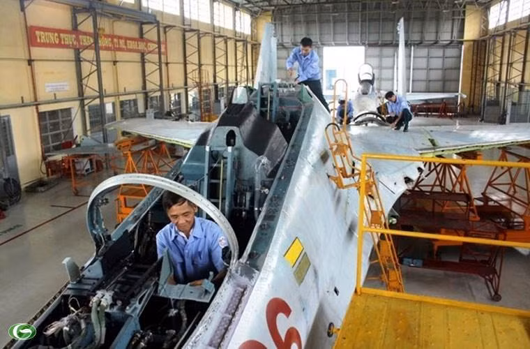 Việc nâng cấp Su-27UBK lên chuẩn Su-30MK2 cũng “dễ dàng” vì vốn dĩ nguyên mẫu Su-30MK dùng để phát triển các phiên bản MKK, MK2, MKI được thiết kế trên cơ sở cải tiến mẫu Su-27UB (UBK là bản xuất khẩu) hai chỗ ngồi vốn dùng cho nhiệm vụ huấn luyện phi công và tham chiến. Không loại trừ khả năng Việt Nam đã tự chủ quá trình nâng cấp này khi xuất hiện những hình ảnh chiếc 8526 Su-27UBK được sửa chữa tại nhà máy A32.