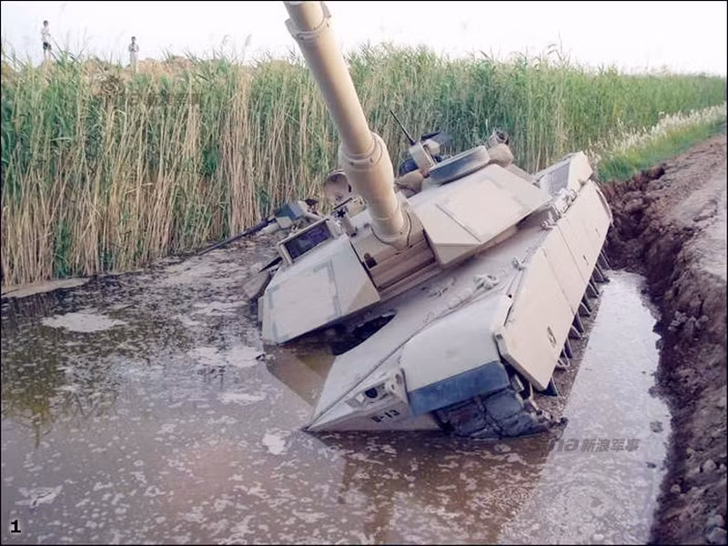 Nhưng chiếc Abrams thế là còn may hơn chiếc tăng Leopard 2A 4 của người Đức trong vụ tai nạn mắc kẹt này. Nền đất yếu, đầm lầy là thảm họa với những chiếc xe tăng hạng nặng.