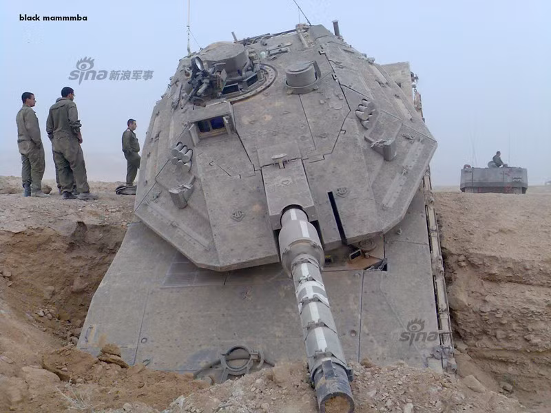 Tuy có khả năng vượt dốc, vượt hào tốt, nhưng không phải hào, khe nứt nào xe tăng cũng có thể vượt qua được.