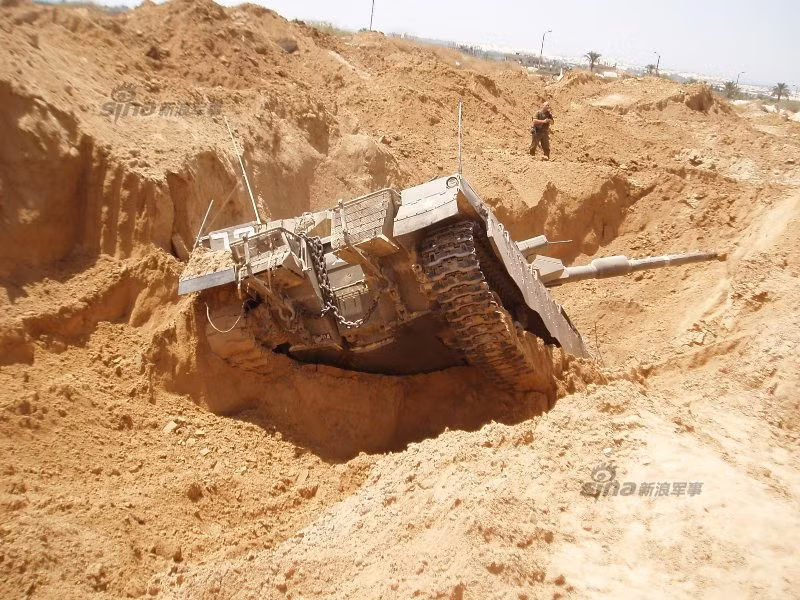 Nặng tới hơn 60 tấn nên không lạ khi xe tăng Abrams của Mỹ gặp khó khăn với những cây cầu yếu hay ngay cả đường có nền đất yếu.