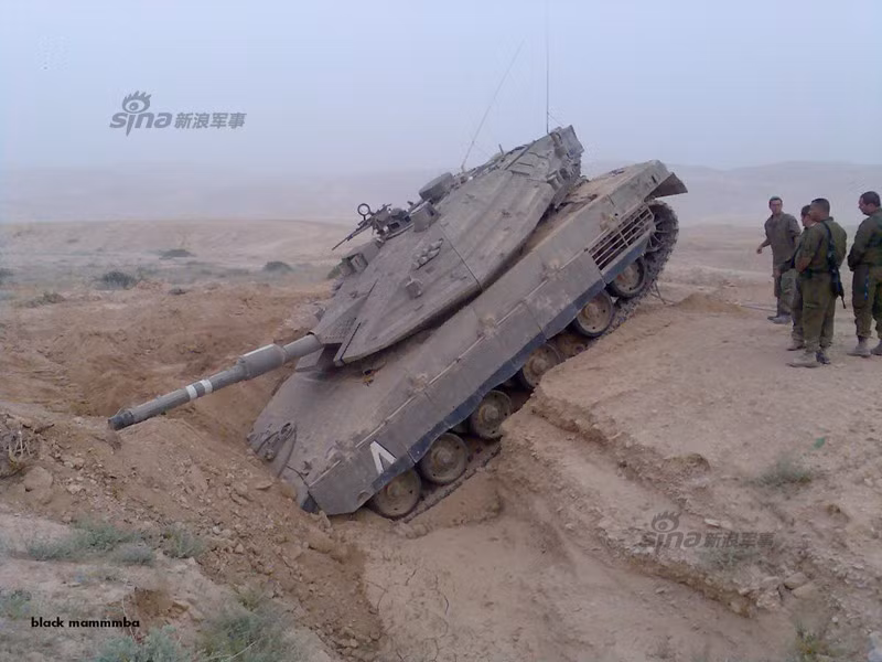Ảnh chiếc Merkava Mk IV của Israel húc xuống rãnh và mắc kẹt, có vẻ như lái xe tính toán sai khi cho rằng chiếc tăng của mình có thể vượt rãnh rộng này an toàn.