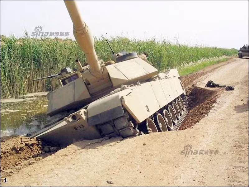 Nước có lẽ đã tràn vào một phần chiếc Abrams sau khi tụt xuống một rãnh nước bên đường.