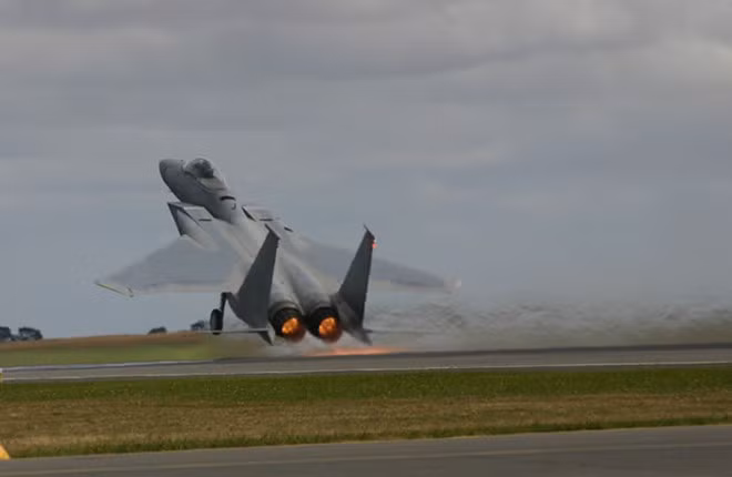 F-15 được trang bị 2 động cơ phản lực Pratt &amp; Whitney F100-PW-100 hoặc PW-200. Động cơ này giúp máy bay đạt tốc độ tối đa 2.665 km/h. Eagle có thể bay lên cao với tốc độ 254 m/s, một khả năng rất ấn tượng đối với chiến đấu cơ có trọng lượng cất cánh tới 30 tấn.