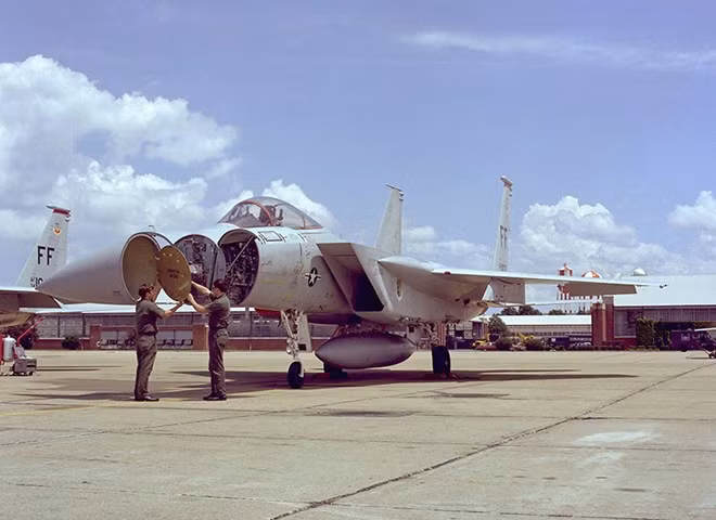 Cảm biến chính của F-15 là radar xung Doppler AN/APG-63, các phiên bản sau được trang bị radar AN/APG-70. Gần đây nó được nâng cấp với radar quét mạng pha điện tử chủ động AN/APG-63 (V) 3. Radar của F-15 có tầm trinh sát khoảng 160 km ở trên không, hơn 300 km với mục tiêu cỡ tàu khu trục.