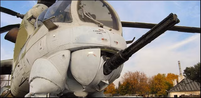 Hỏa lực của trực thăng tấn công Mi-24D hay Mi-25 cũng có nhiều cải tiến so với Mi-24A. Theo đó, đầu mũi máy bay được trang bị súng máy kiểu Galting Yak-B 12,7mm 4 nòng.