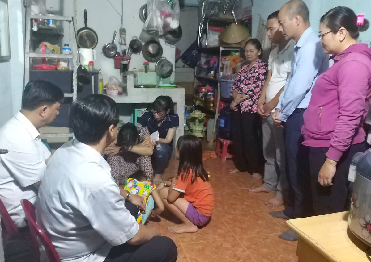 2 be trai Sai Gon tu vong vi dien giat: 'Me khong can tien, con oi...'