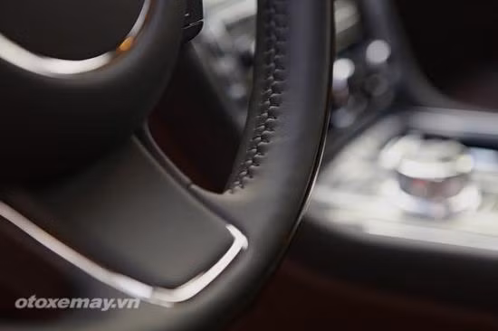 Thiết kế XJL thể hiện cả vẻ đẹp truyền thống Anh Quốc và nét hiện đại, lưới tản nhiệt và đèn pha cổ điển nhưng phần thân lại vuốt theo kiểu coupe 4 cửa thời thượng