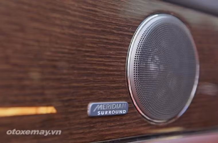 Jaguar đã chọn cách dùng nguyên dàn khung gầm và các thành phần cấu trúc từ nhôm đúc nguyên khối, sau đó bao phủ chúng với vật liệu ngoài cũng là những tấm nhôm hợp kim.