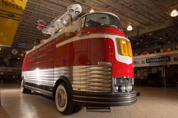 6. 1950 General Motors Futurliner: Là biểu tượng của ngành công nghiệp ô tô Mỹ hơn 50 năm trước, chiếc xe du lịch này được bán lại với giá 4.000.000 đôla tại Las Vegas vào tháng 1.2015,.
