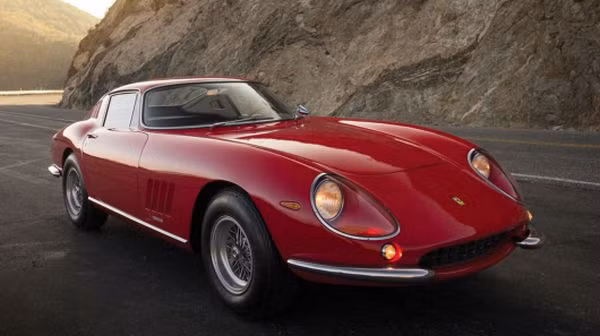 10. 1966 Ferrari 275 GTB thiết kế bởi Scaglietti: Chiếc xe tuyệt đẹp này đã kế nhiệm xứng đáng vị thể của dòng xe 250. Xe được bán lại với giá 2.750.000 đôla.