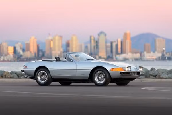 8. 1973 Ferrari 365 GTB/ 4 Daytona Spider thiết kế bởi Scaglietti: Đây từng là chiếc xe nhanh nhất thế giới vào thời điểm 1968. Chiếc xe này được bán với giá 3.300.000 đôla.