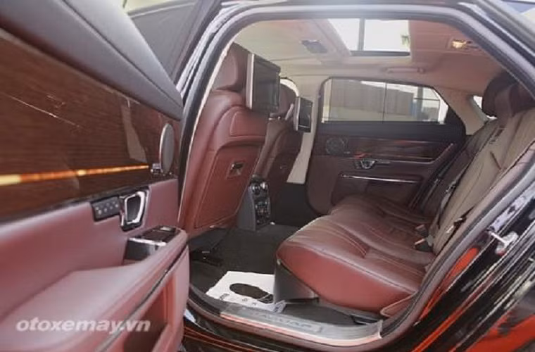 Dài tổng thể 5.252 mm, rộng 2.105 mm và cao 1.899 mm. Chiều dài cơ sở 3.157 mm. Kích thước này cho phép nó có không gian để chân cả ghế trước sau lên tới tầm 1 mét.