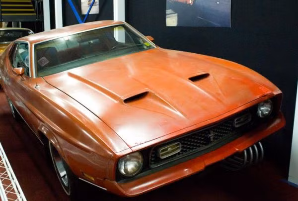 3. Ford Mustang Mach 1 (Diamonds Are Forever, 1971): Lần đầu xuất hiện, chiếc Mustang được Tilly Masterson lái trong Goldfinger. Chiếc xe cũng xuất hiện trong tập phim Diamonds Are Forever.