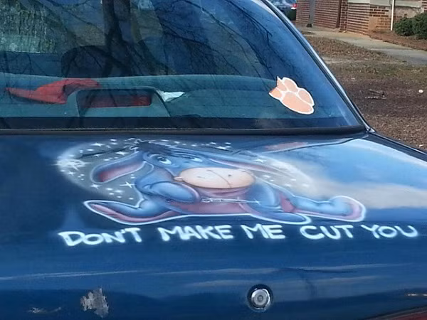 4. Thông điệp đầy vẻ "nguy hiểm" từ một nhân vật hoạt hình dễ thương làm cho chiếc xe này trở nên...kỳ cục.