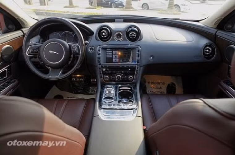 Bảng điều khiển trung tâm gọn gàng với màn hình cảm ứng 8 inch, dàn điều hòa 4 vùng độc lập. Đầu DVD nối với hệ thống 20 loa công suất 1.200 w tích hợp tính năng điều chỉnh volume theo tốc độ..