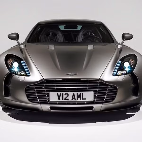 1. Aston Martin One-77: Sở hữu động cơ dung tích 7,5 lít 750 mã lực, vận tốc tối đa 354km/h, có thể tăng tốc từ 0-100km/h trong 3,5 giây, chiếc xe này đã giành hàng loạt giải thưởng tại các buổi triển lãm xe.