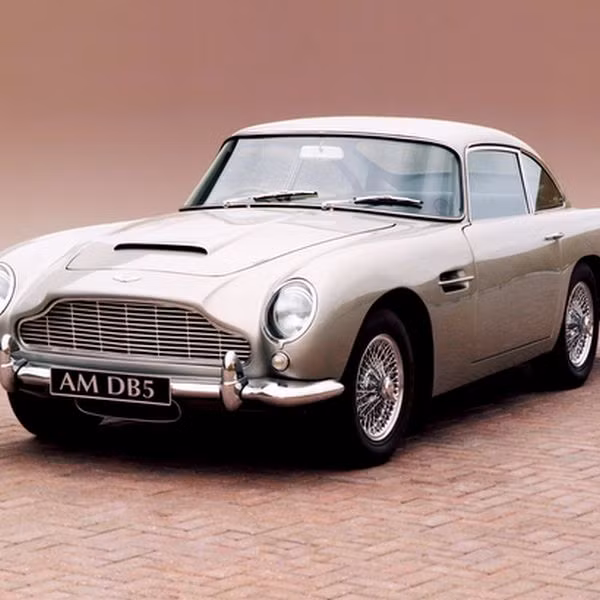 2. Aston Martin DB5: Dù chỉ sở hữu động cơ 6 xilanh 4,0 lít 282 mã lực, nhưng chiếc xe này nổi tiếng vì gắn với hình ảnh điệp viên huyền thoại James Bond trong các phim Ngón Tay Vàng, Sòng Bạc Hoàng Gia...