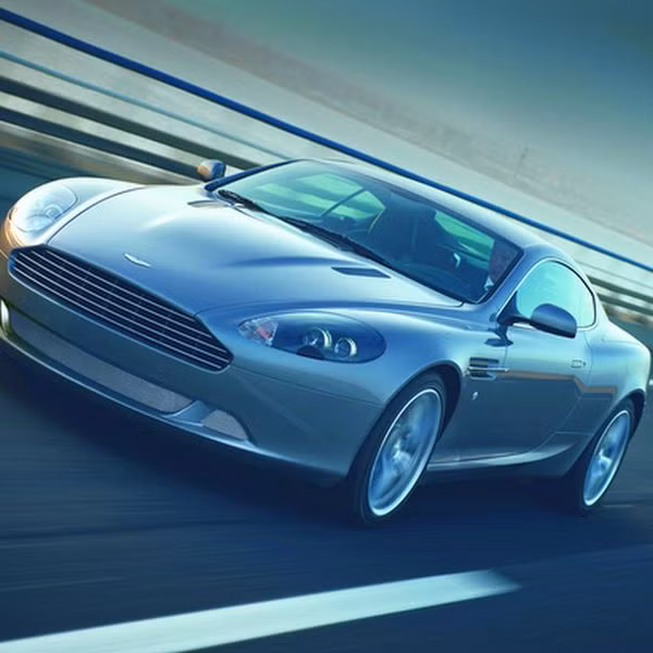 5. Aston Martin DB 9: DB9 là chiếc siêu xe dành cho những ai thích sự quý phái. Chiếc xe sở hữu cả tốc độ và nét tinh tế trong thẩm mỹ. Một lời khẳng định của Aston Martin rằng mình chưa lỗi thời.