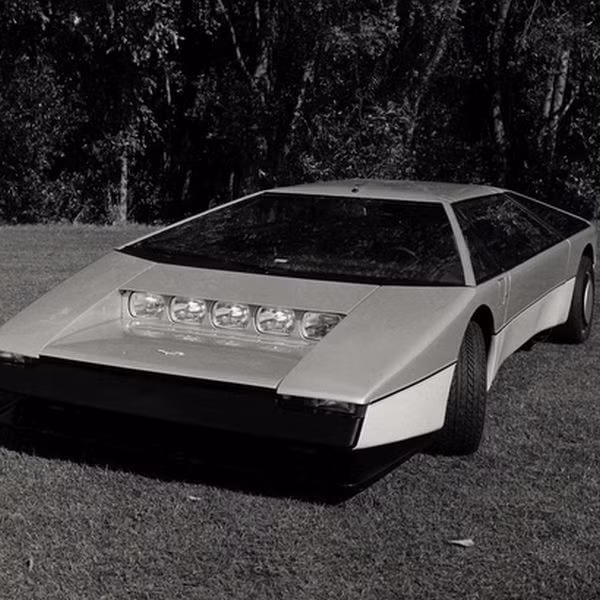 6. Aston Martin Bulldog: Chiếc xe này đã không bao giờ được xuất xưởng. Với động cơ tăng áp đôi V8 5,3 lít 700 mã lực, đây như một câu chuyện viễn tưởng vào thời điểm năm 1979.