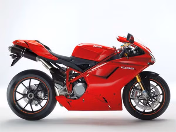 10. Ducati 1098 - 271 km/h: Chiếc xe sử dụng động cơ L-Twin Cylinder với bốn van cho mỗi xi lanh đi kèm hộp số 6 cấp, có công suất 160 mã lực.