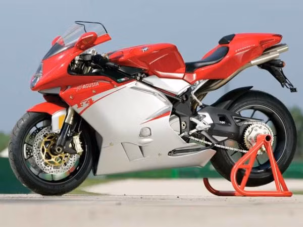 6. MV Agusta F4 1000 R - 299 km/h: Chiếc xe Ý này được trang bị động cơ DOHC 4 xi lanh, 16 van với công suất đầu ra 174 mã lực.