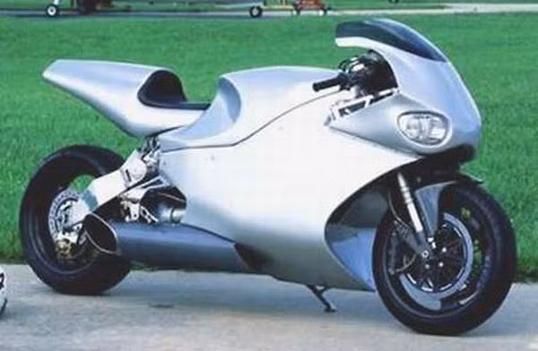 3. MTT Turbine Superbike Y2K - 365 km / h: Chiếc xe sử dụng động cơ Roll Royce 250-C20 với công suất tối đa lên tới 320 mã lực kèm hộp số tự động 2 cấp.