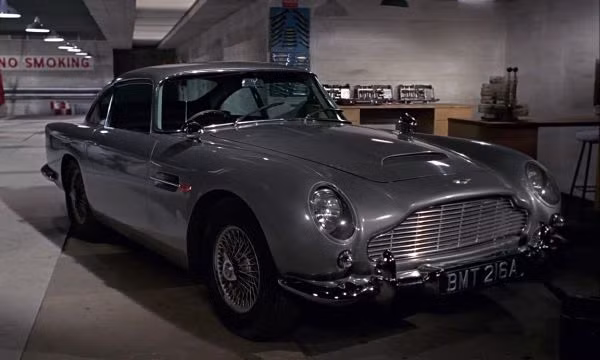 1. Aston Martin DB5 (Goldfinger, 1964): Xuất hiện trong Goldfinger, DB5 đã trở thành chiếc xe biểu tượng cho cả series và chiếc xe mà ai cũng sẽ nghĩ tới khi nhắc đến điệp viên 007.