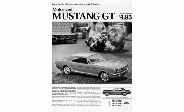 Chiếc xe đồ chơi trong hình có tên là Mustang GT 1966 được bán kèm pin vào Giáng sinh nă, 1966 với giá 4,95 đôla, chạy bằng điện và cũng được trang bị một động cơ V8 mô phỏng.
