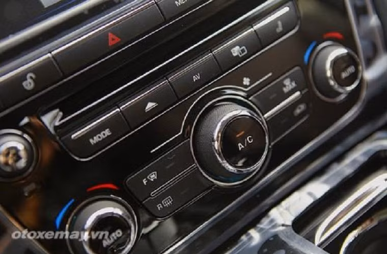 Jaguar XJL có cụm đồng hồ tua máy, đồng hồ tốc độ thanh nhã trong ánh sáng xanh dương. Toàn bộ thông tin trạng thái xe cũng hiển thị lên màn hình LCD theo tình trạng thực tế của người trong xe.