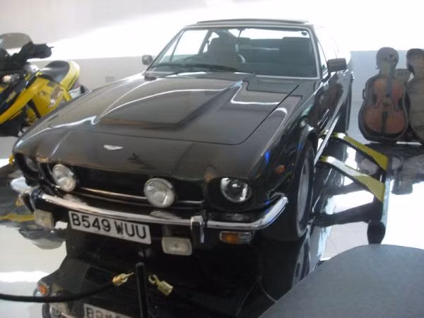 5. Aston Martin V8 Vantage (The Living Daylights, 1987): Chiếc xe này là thế hệ cuối cùng dựa theo thiết kế DBS, và là một trong những chiếc xe "kinh điển" gắn với hình ảnh điệp viên 007.