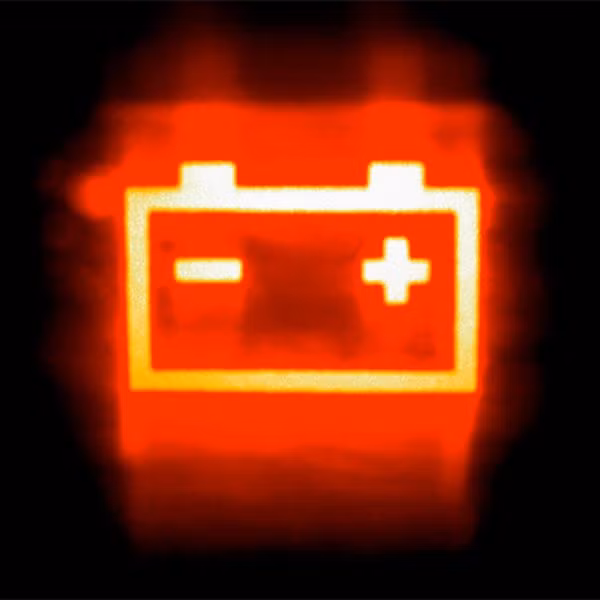 6. Pin xe: Nếu bạn không có vôn kế, có thể kiểm tra pin xe bằng mắt thường. Nếu thấy đầu cực pin bị ăn mòn, hãy đổ vào đó một ít nước cola và làm sạch bằng bàn chải.