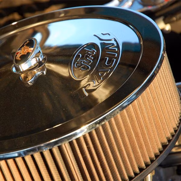 5. Bộ lọc khí: Bộ lọc này thường được đặt dưới mui xe. Hãy nhớ kiểm tra bụi bẩn bám vào bộ lọc của bạn. Nếu bộ lọc chuyển màu nâu hoặc đen, hãy thay một bộ lọc khác.