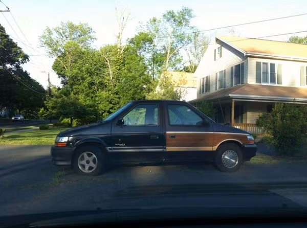 6. Không ai biết chủ nhân của chiếc xe "trước sau như một" này có "ý đồ" gì hay đây là kết quả của một vụ tai nạn.