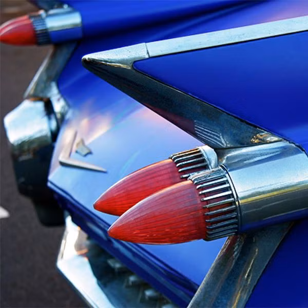 3. Đèn xe: Kiểm tra đèn giúp bạn an toàn hơn khi di chuyển trong đêm. Nếu một trong các đèn được lắp trên xe bị cháy, hãy ngay lập tức tìm lắp vào đó một đèn mới.