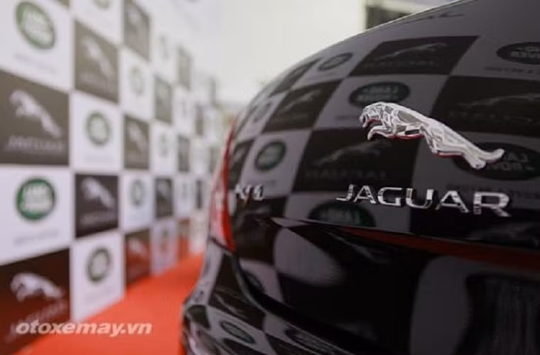 Khỏi phải bàn tới hệ thống an toàn của chiếc xe có giá tới hơn 7 tỷ đồng này, chỉ biết là XJL có tới 12 túi khí. Khả năng tự hủy phanh tay khi xe chuyển động và ngược lại.