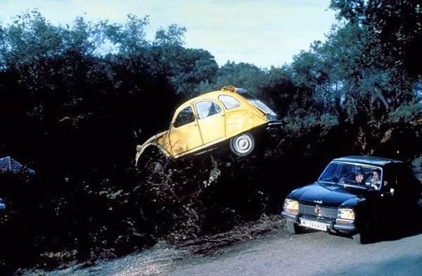 7. Citroen 2CV (For Your Eyes Only, 1981): Tất nhiên chiếc xe trong phim đã được lắp đặt một động cơ mạnh mẽ hơn. Citroen sau đó còn làm hẳn một phiên bản 007 của mẫu xe này, với logo 007 và các lỗ đạn giả.