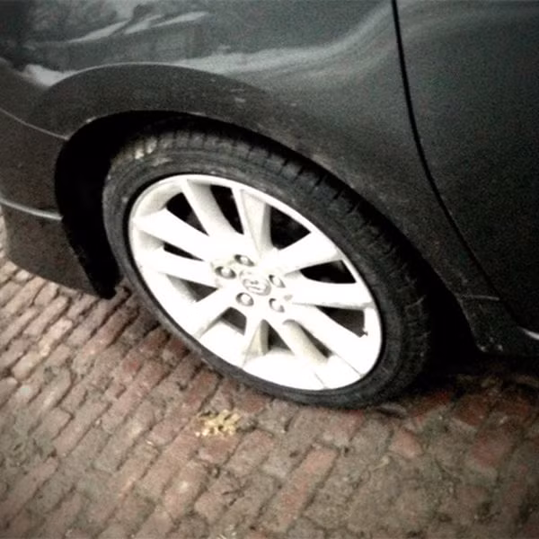 2. Lốp xe: Thường xuyên kiểm tra để chắc chắn rằng lốp của bạn đủ hơi. Cũng nên chuẩn bị một lốp xe dự phòng và đảm bảo nó ở tình trạng tốt.