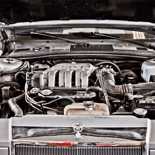 8. Dầu động cơ: Đừng quên thường xuyên bỏ đi cặn dầu động cơ xe của bạn. Nên đưa xe đến cửa hàng sửa chữa ngay nếu thấy mức dầu xuống thấp hoặc dầu chuyển sang màu đen.