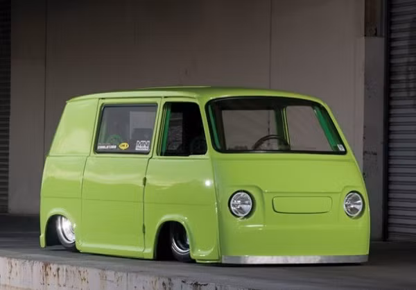 9. Người chủ có lẽ muốn có một chiếc xe cắm trại. Nhưng không gian bên trong chiếc xe có vẻ như quá nhỏ so với bên ngoài.