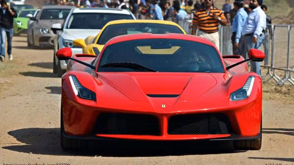 Chiếc siêu xe LaFerrari được người xem chào đón như một ngôi sao màn bạc. LaFerrari là siêu xe có công suất lên đến 950 mã lực và chỉ có 499 chiếc được sản xuất.