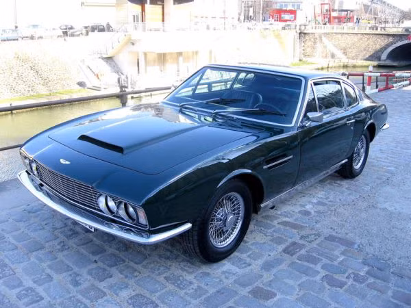  8. Aston Martin DBS (On Her Majesty's Secret Service, 1969): Xuất hiện năm 1967, dòng xe DB chỉ tồn tại trong 5 năm nhưng cũng đã để lại ấn tượng với chiếc V8 Vantage và hình ảnh trong series phim. 