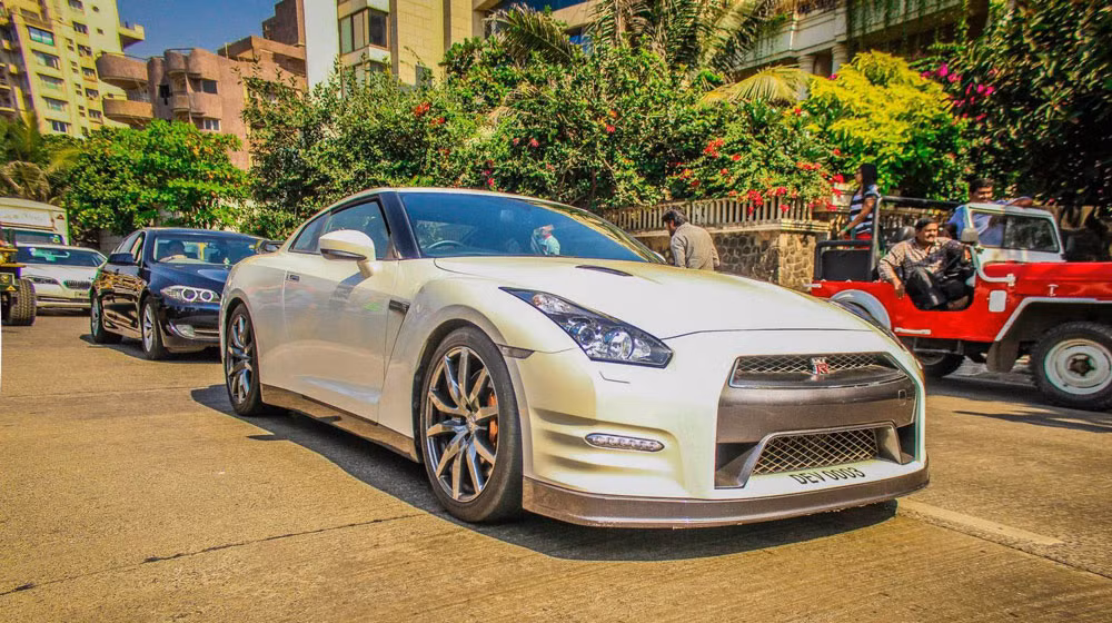 Chiếc Nissan GTR được trang bị động cơ công suất 595 mã lực và thiết kế đậm chất thể thao.