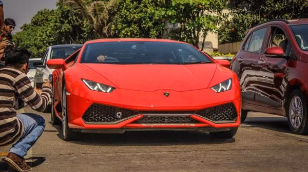 Lamborghini Huracan Lp 610-4, chiếc siêu xe với công suất 602 mã lực vừa về Việt Nam cuối tháng trước cũng xuất hiện tại đây.