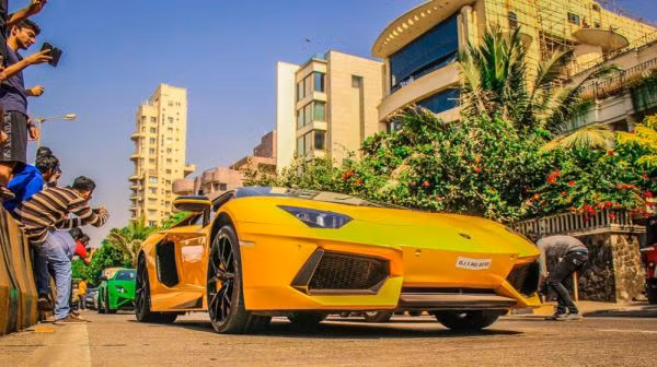 Đây là chiếc Aventador được thiết kế đẹp mắt với nhiều chi tiết được chế tác từ sợi cácbon.