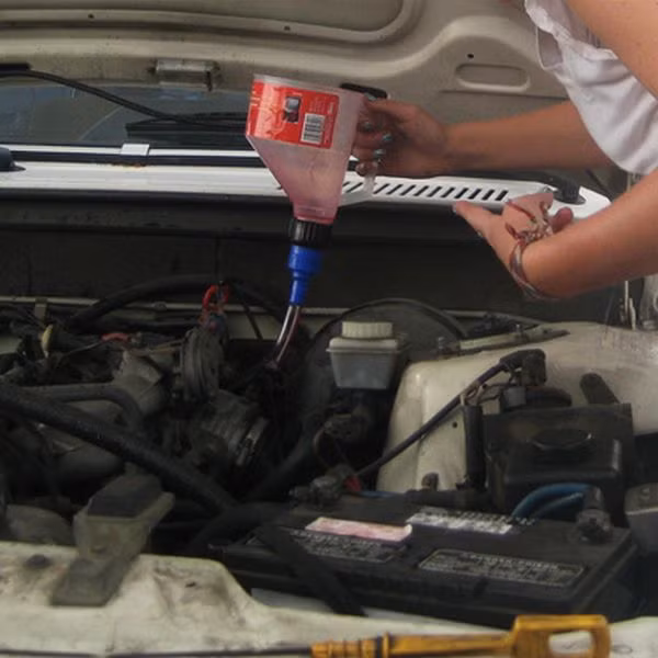 7. Dầu hộp số: Công việc này để đảm bảo cho chiếc xe vận hành trôi chảy. Nếu bạn thấy dầu hộp số không sạch, có lẫn mạnh kim loại, hãy mang xe đến cửa hàng để bảo trì.