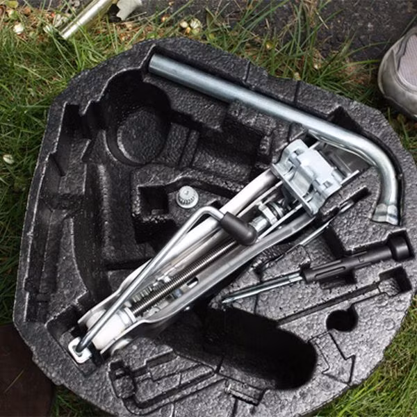 1. Hộp công cụ:: Hãy đảm bảo hộp công cụ trên xe bạn có đủ những thứ cần thiết và bổ sung thêm đồ cho những chuyến đi xa.