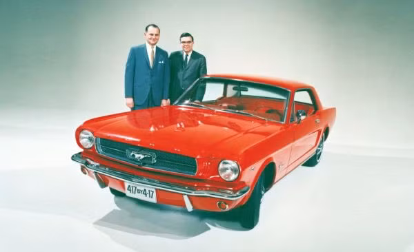 Người dẫn đầu nhóm sản xuất Donald N.Frey đã phải đánh cược công việc của mình để ý tưởng về dòng xe Mustang được chấp nhận. Thật may là ý tưởng thành công như chúng ta đã biết.