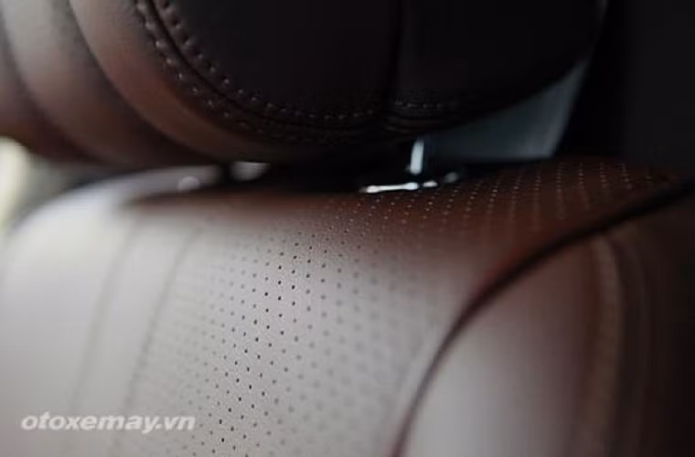 Một đường ốp vân gỗ có bờ vai cao bao liền xung quanh ca-bin nên có cảm giác khoang xe rộng và chắc chắn hơn rất nhiều... Ghế da thanh nhưng mềm, các núm điều khiển khứa ren crom sáng bóng.