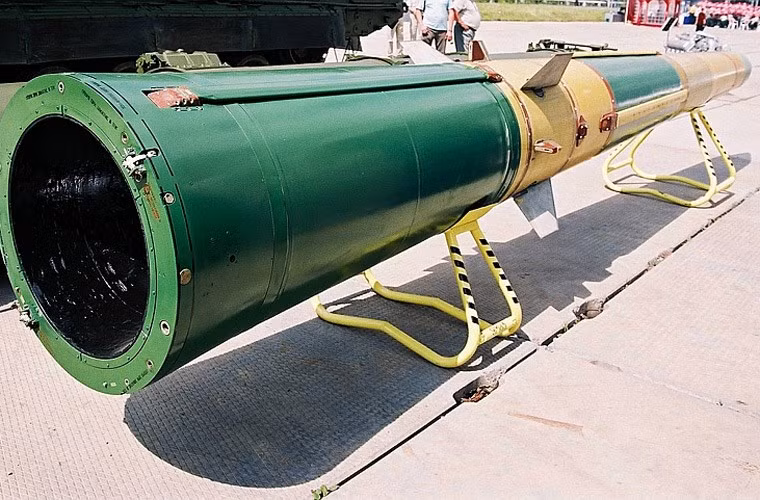 Bệ 9A83 được trang bị đạn tên lửa 9M83M (nặng 3,5 tấn) thiết kế để tiêu diệt mục tiêu tên lửa đạn đạo tầm ngắn – tầm trung ở tầm 40km, độ cao 25km, tốc độ bay Mach 10.